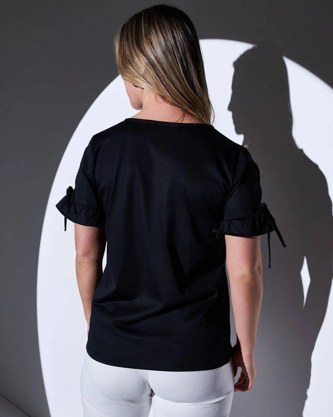 T-shirt girocollo in jersey di cotone e viscosa con fiocchi e rouches al fondo manica BLACK - Image 4