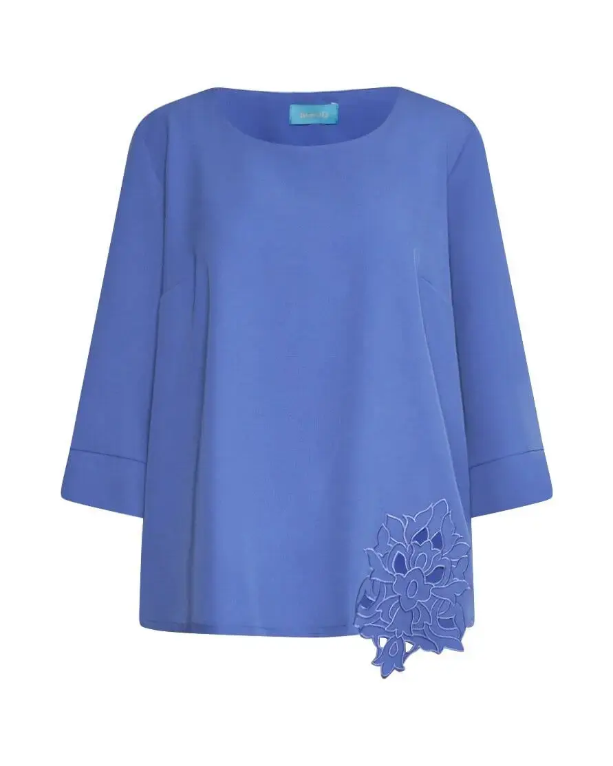 Blusa tinta unita in jersey crêpe elasticizzato con fiore intagliato sul fondo LAVANDA