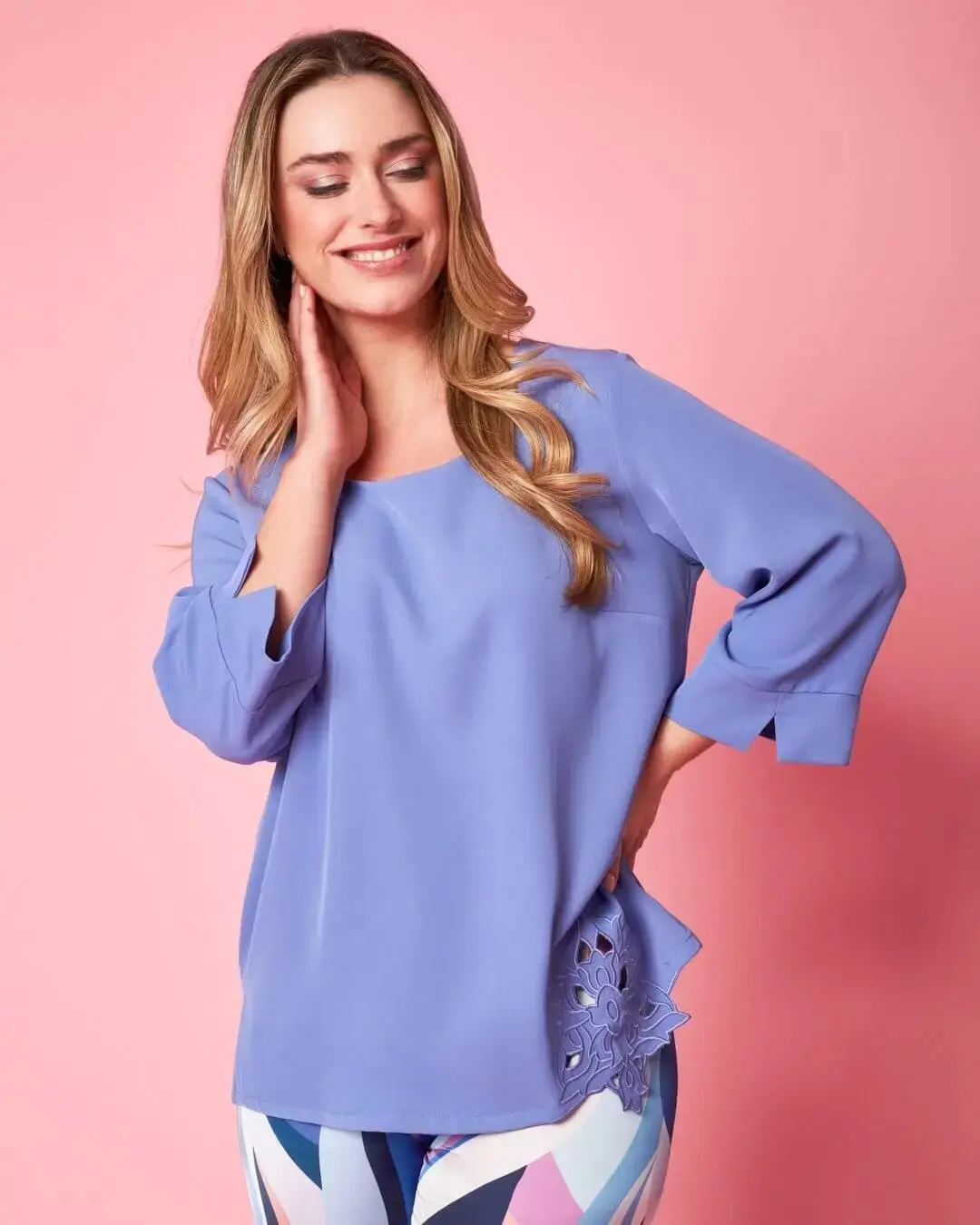 Blusa tinta unita in jersey crêpe elasticizzato con fiore intagliato sul fondo LAVANDA - Image 2