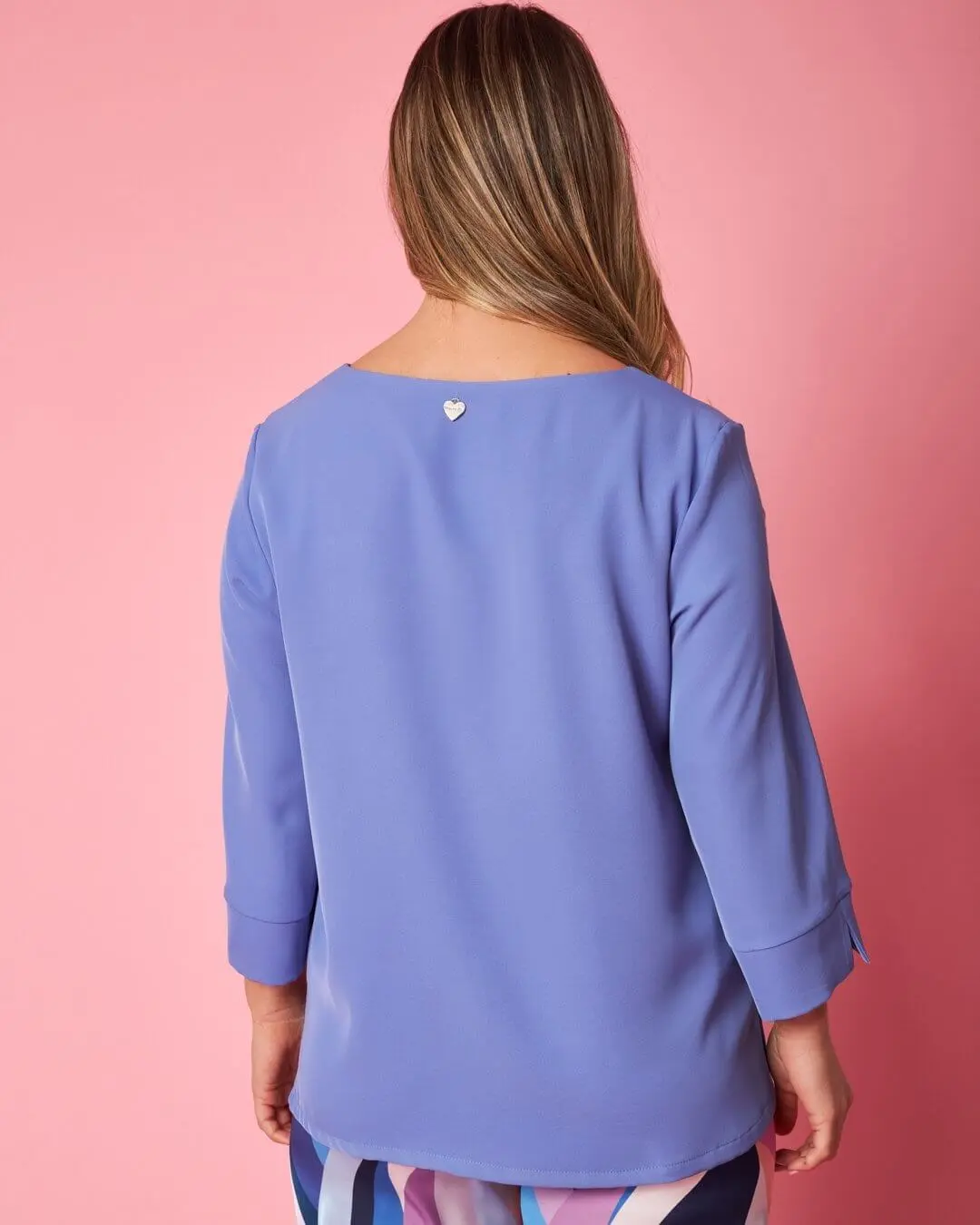 Blusa tinta unita in jersey crêpe elasticizzato con fiore intagliato sul fondo LAVANDA - Image 3