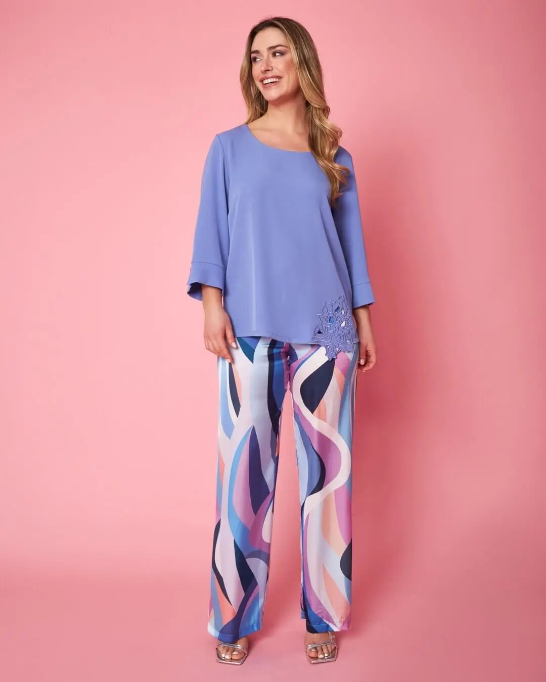 Blusa tinta unita in jersey crêpe elasticizzato con fiore intagliato sul fondo LAVANDA - Image 4