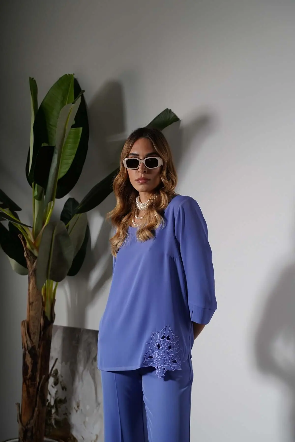 Blusa tinta unita in jersey crêpe elasticizzato con fiore intagliato sul fondo LAVANDA - Image 5