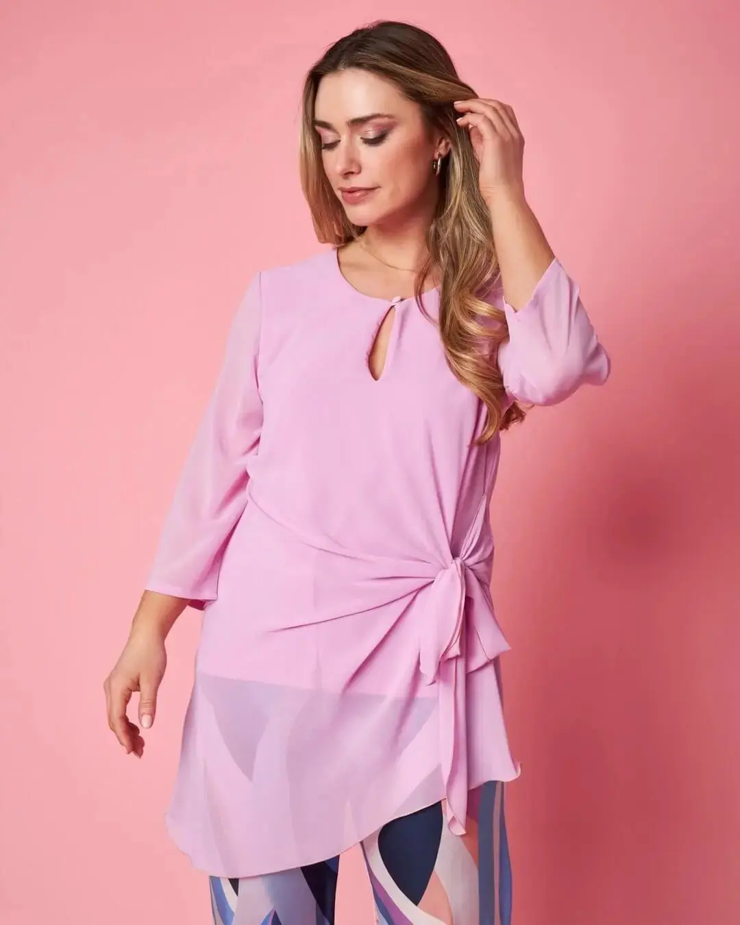 Blusa girocollo asimmetrica in georgette con dettaglio fiocco CICLAMINO - Image 2