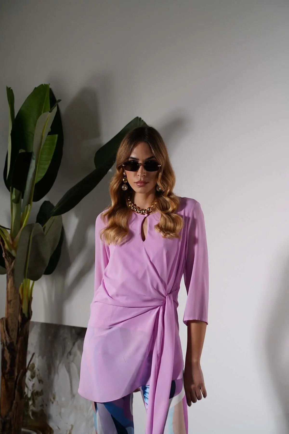 Blusa girocollo asimmetrica in georgette con dettaglio fiocco CICLAMINO - Image 5