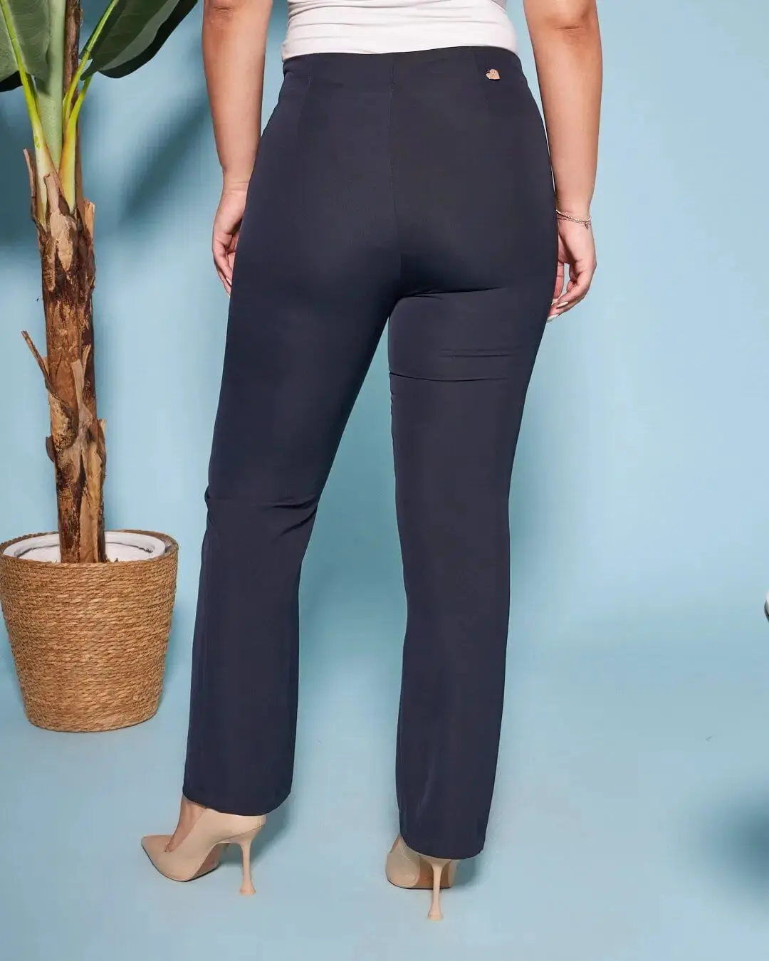 Pantalone a sigaretta in cady elasticizzato con bottoni in tinta - Image 12