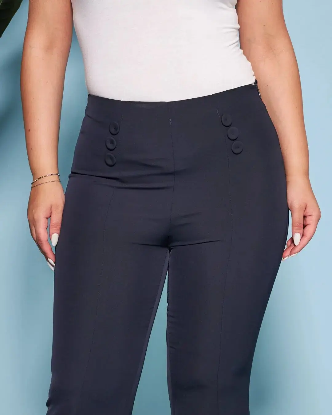 Pantalone a sigaretta in cady elasticizzato con bottoni in tinta - Image 13