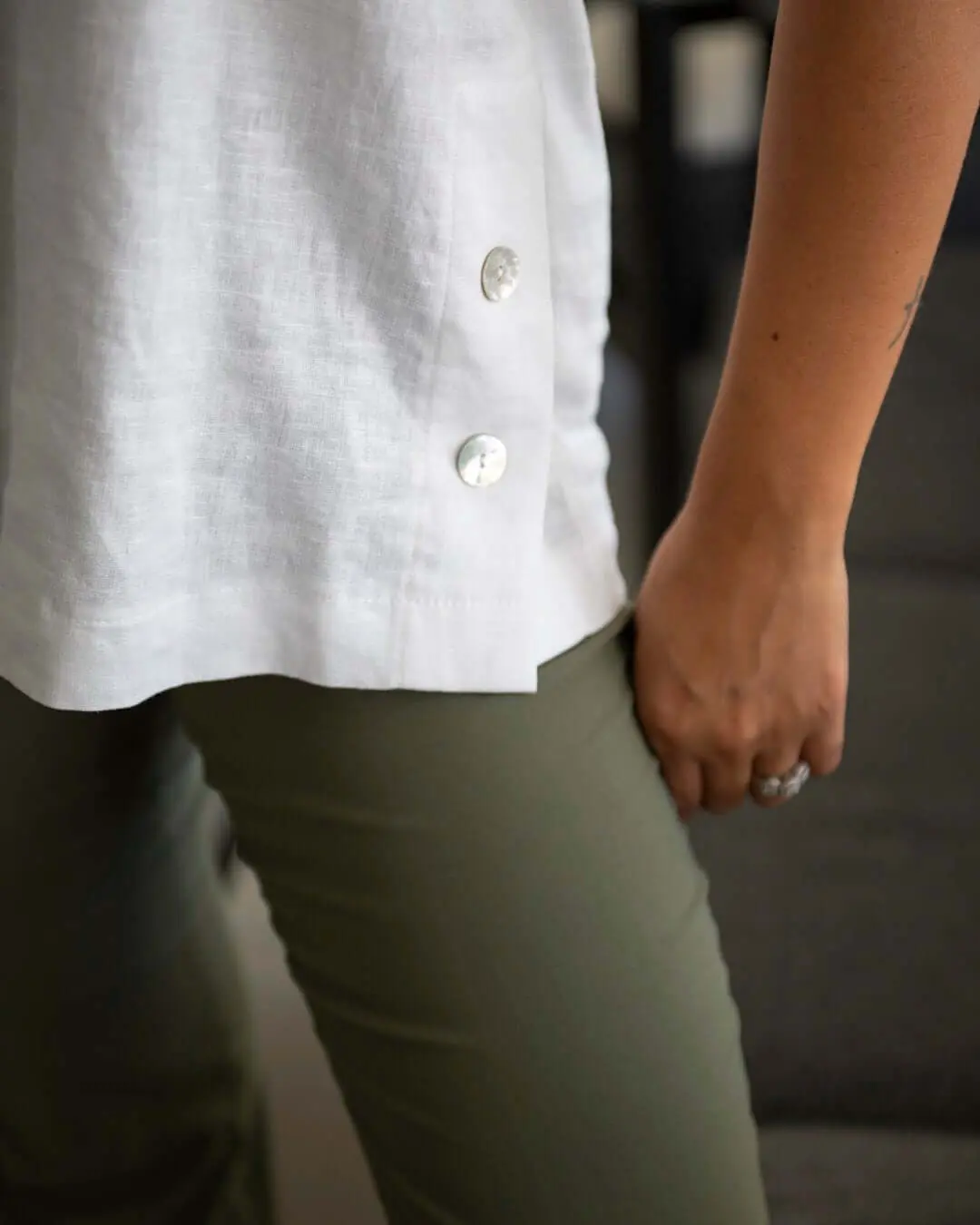 Blusa in misto lino tinta unita con bottoni e baciapiega OFF WHITE - Image 3