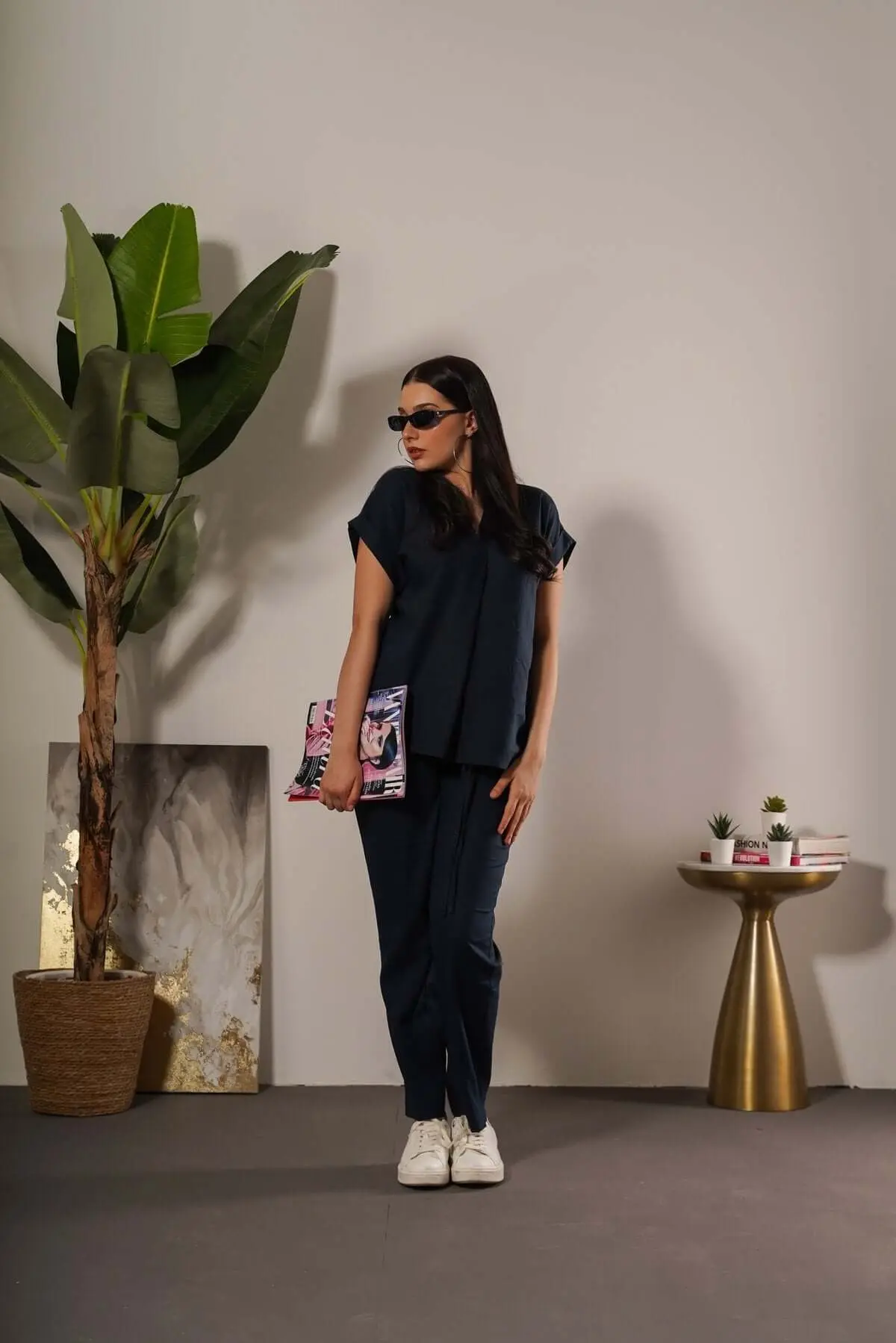 Pantalone affusolato in misto lino e rayon con coulisse in vita. BLU