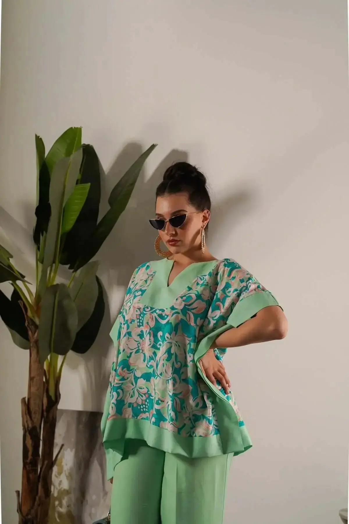 Completo in viscosa con blusa floreale e pantalone in tinta unita - Image 11