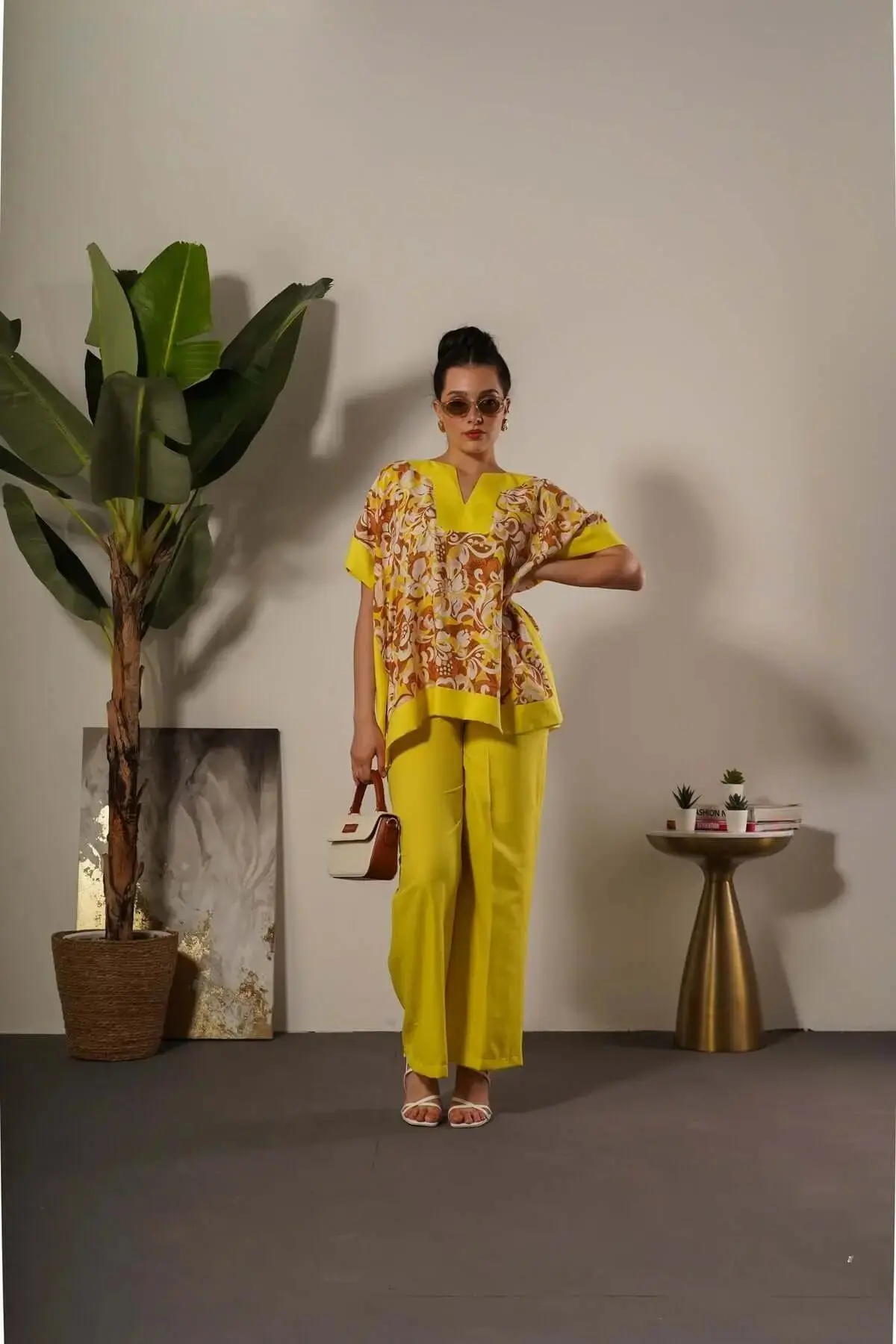 Completo in viscosa con blusa floreale e pantalone in tinta unita - Image 3