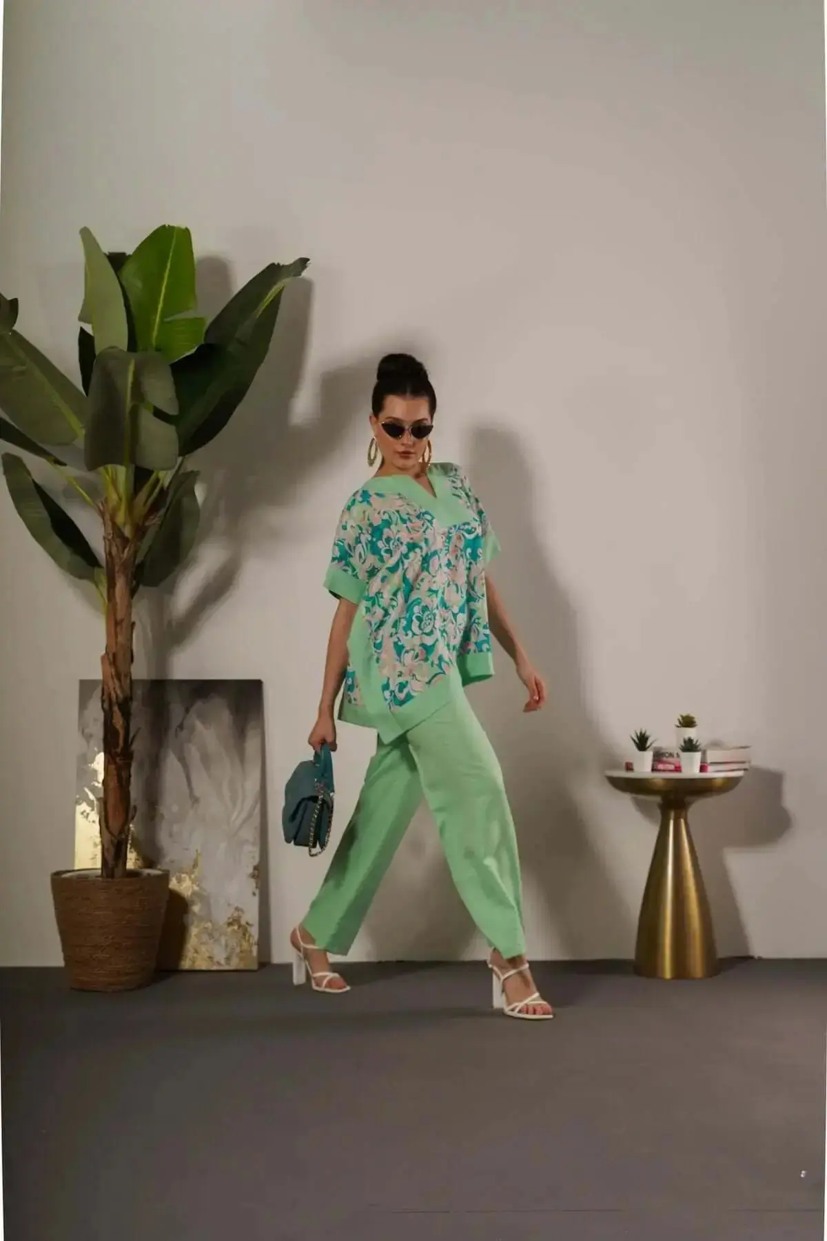 Completo in viscosa con blusa floreale e pantalone in tinta unita - Image 8