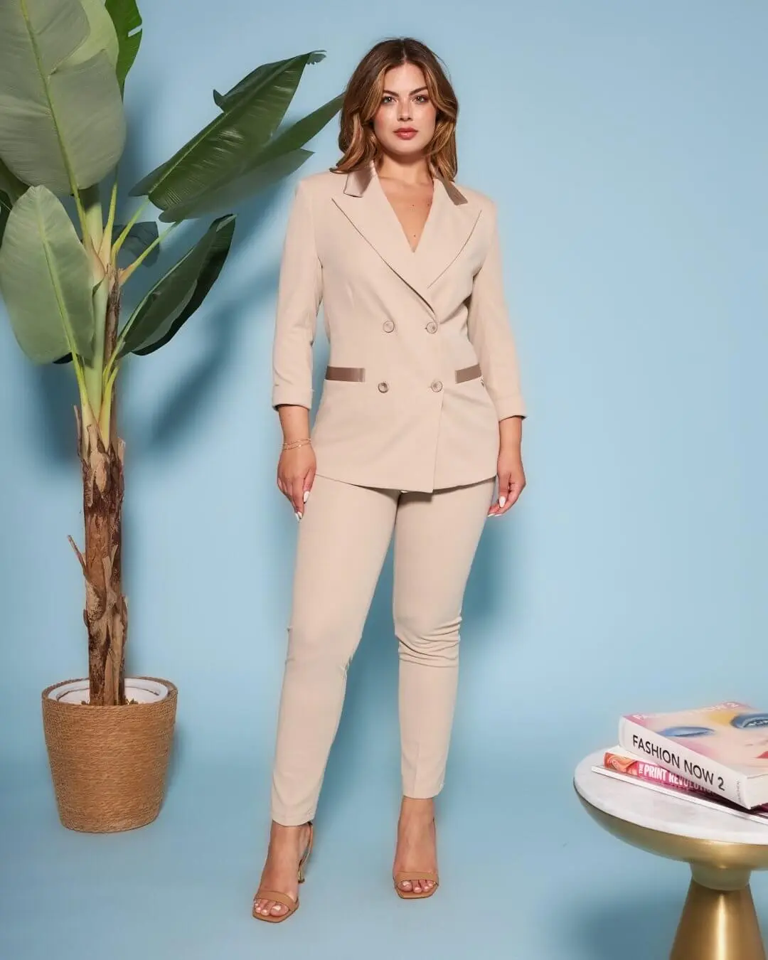 Blazer doppiopetto in cady elasticizzato tinta unita con dettagli in raso. BEIGE