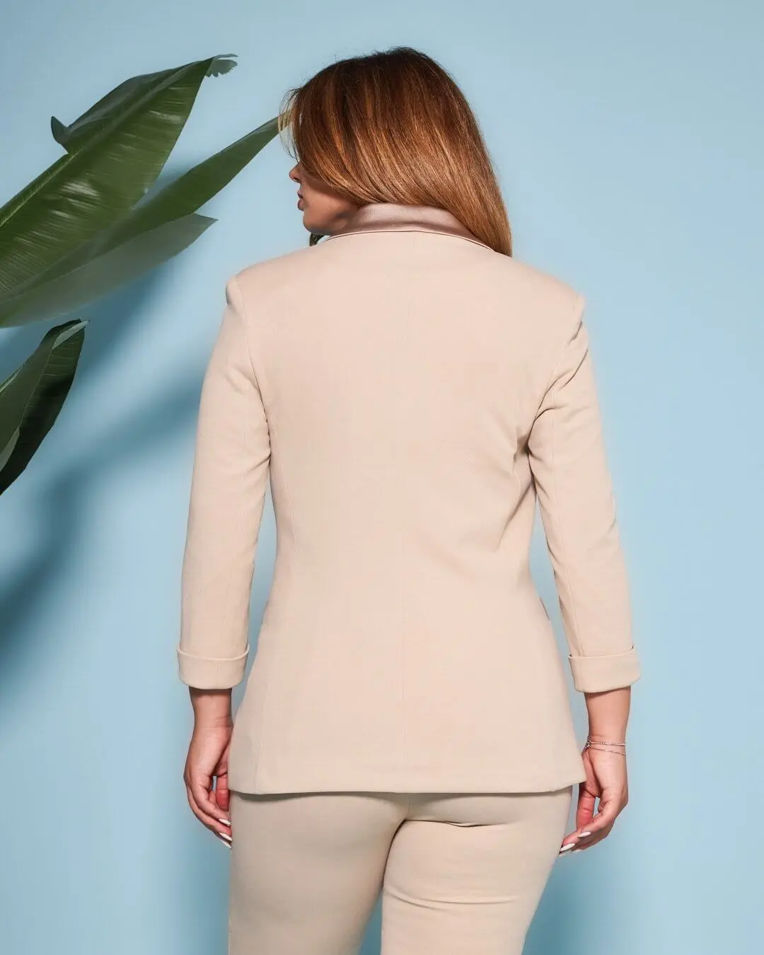 Blazer doppiopetto in cady elasticizzato tinta unita con dettagli in raso. BEIGE - Image 5
