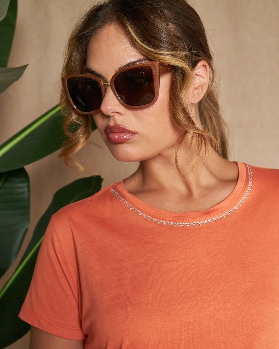 Maglia a maniche corte in filato di cotone tinta unita con decorazioni di strass sullo scollo. SALMONE - Image 3