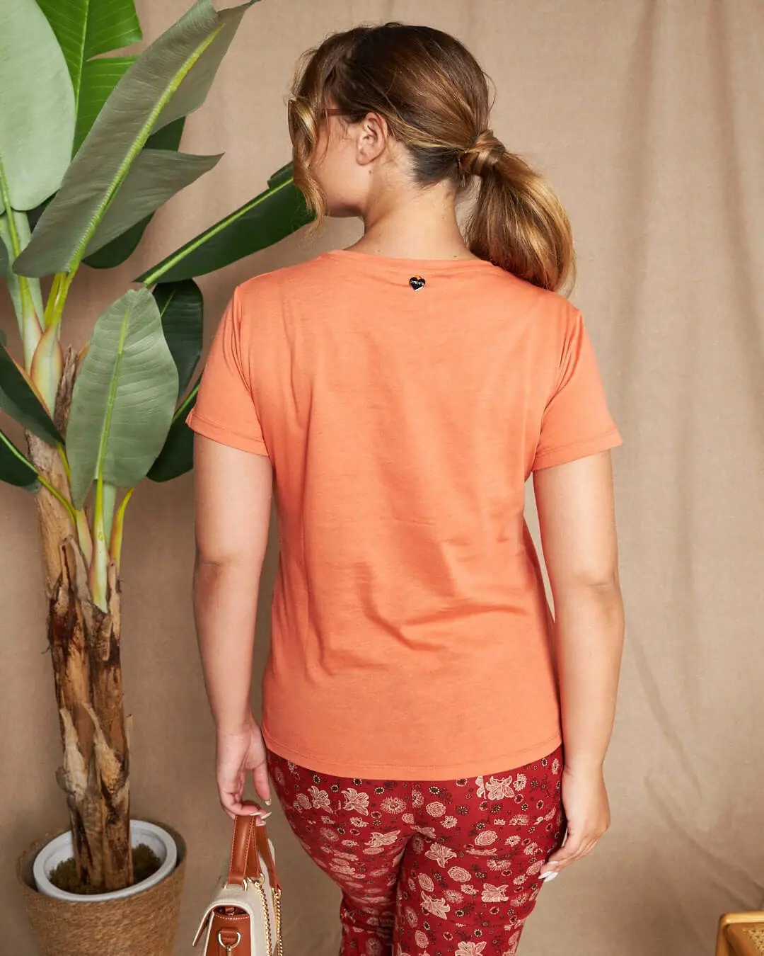 Maglia a maniche corte in filato di cotone tinta unita con decorazioni di strass sullo scollo. SALMONE - Image 5