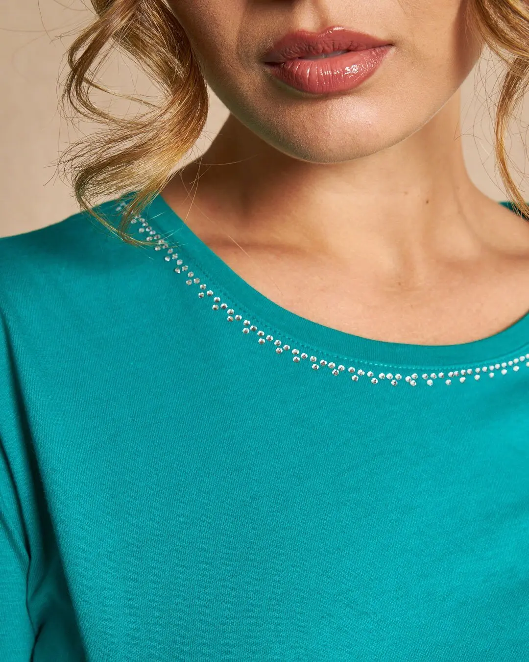Maglia a maniche corte in filato di cotone tinta unita con decorazioni di strass sullo scollo. VERDE BANDIERA - Image 4