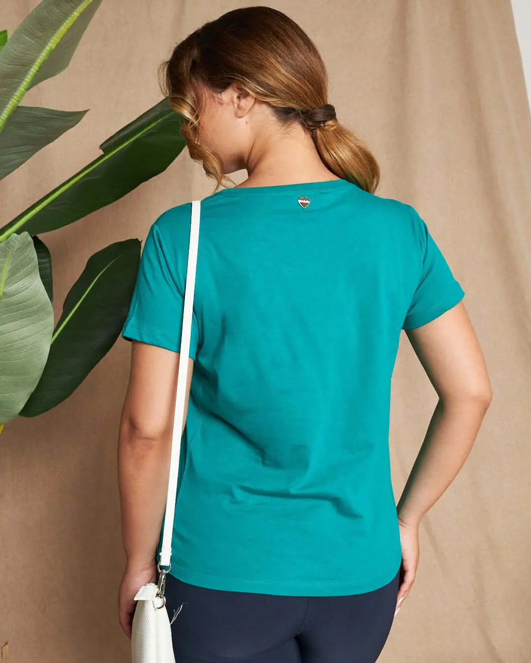 Maglia a maniche corte in filato di cotone tinta unita con decorazioni di strass sullo scollo. VERDE BANDIERA - Image 5