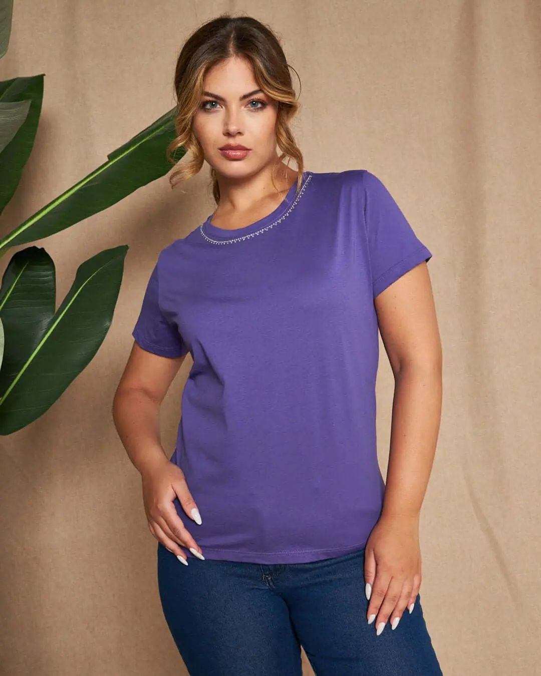 Maglia a maniche corte in filato di cotone tinta unita con decorazioni di strass sullo scollo - Image 2