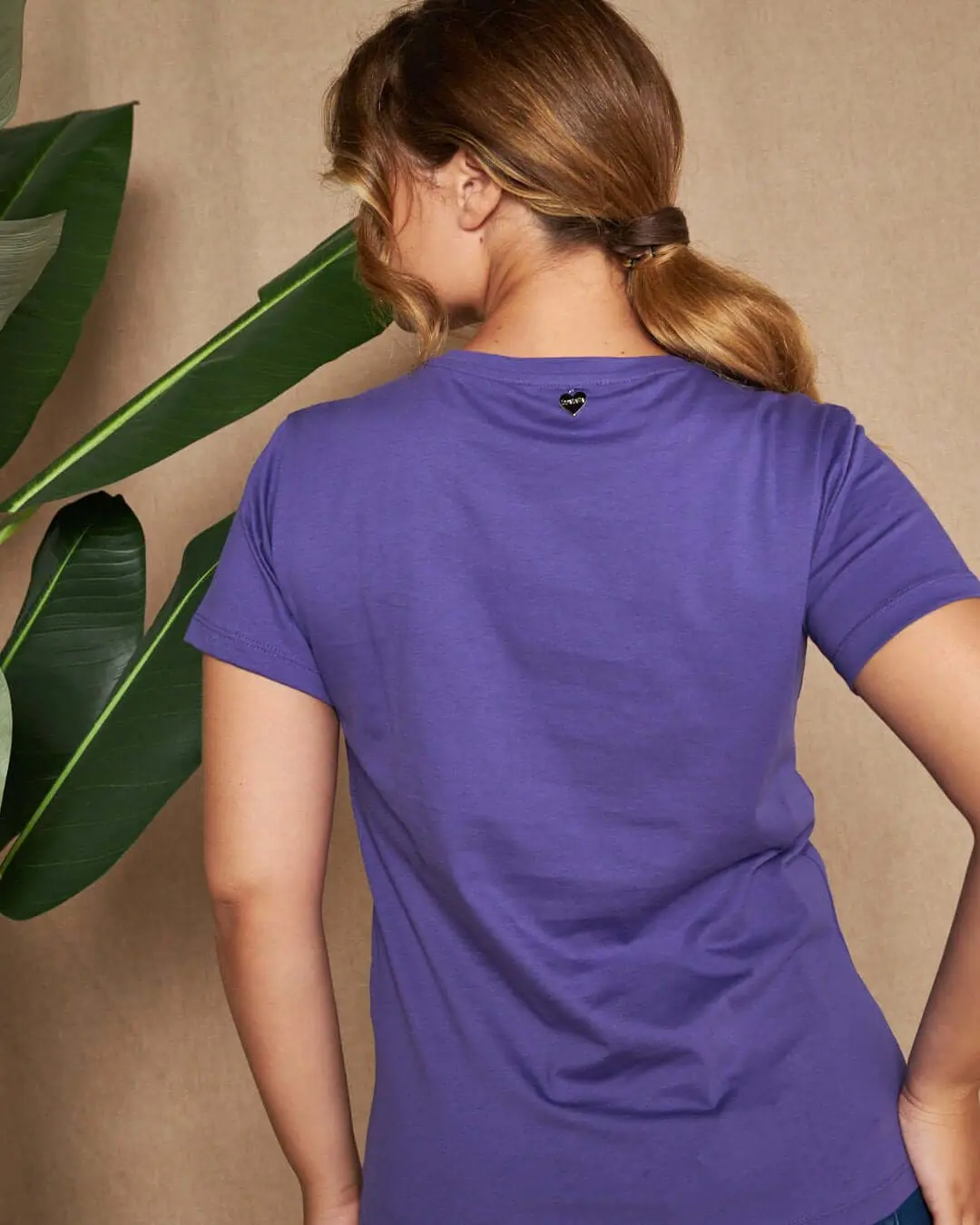 Maglia a maniche corte in filato di cotone tinta unita con decorazioni di strass sullo scollo - Image 6