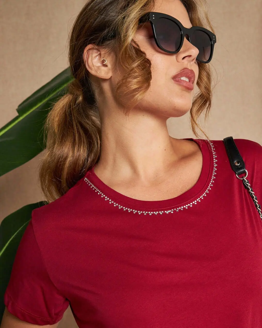 Maglia a maniche corte in filato di cotone tinta unita con decorazioni di strass sullo scollo. BORDEAUX