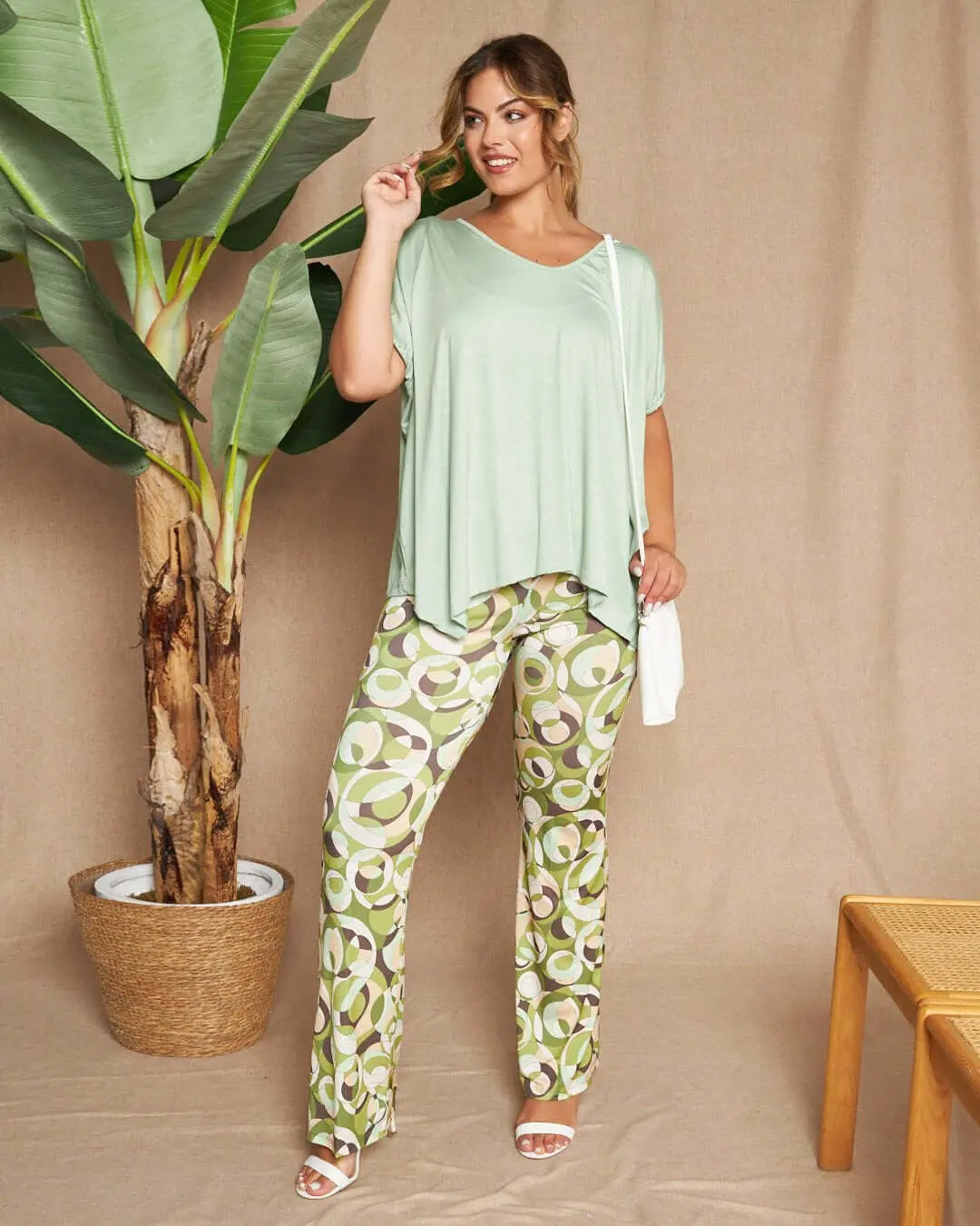 Maglia in filato di viscosa elasticizzata tinta unita con maniche kimono e orlo asimmetrico. MENTA