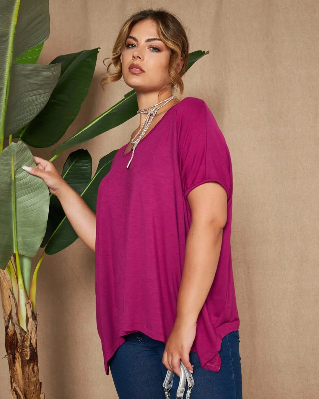Maglia in filato di viscosa elasticizzata tinta unita con maniche kimono e orlo asimmetrico. CARDINALE - Image 3
