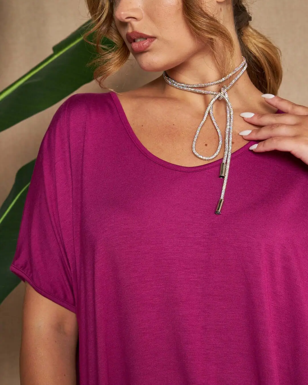 Maglia in filato di viscosa elasticizzata tinta unita con maniche kimono e orlo asimmetrico. CARDINALE - Image 4