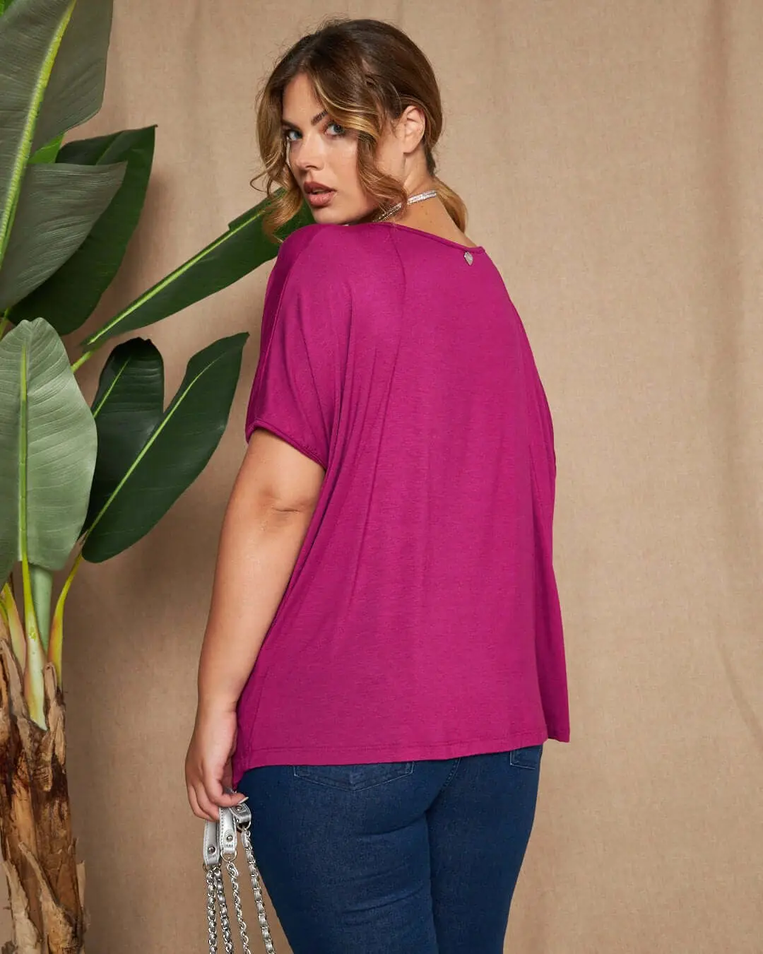 Maglia in filato di viscosa elasticizzata tinta unita con maniche kimono e orlo asimmetrico. CARDINALE - Image 5