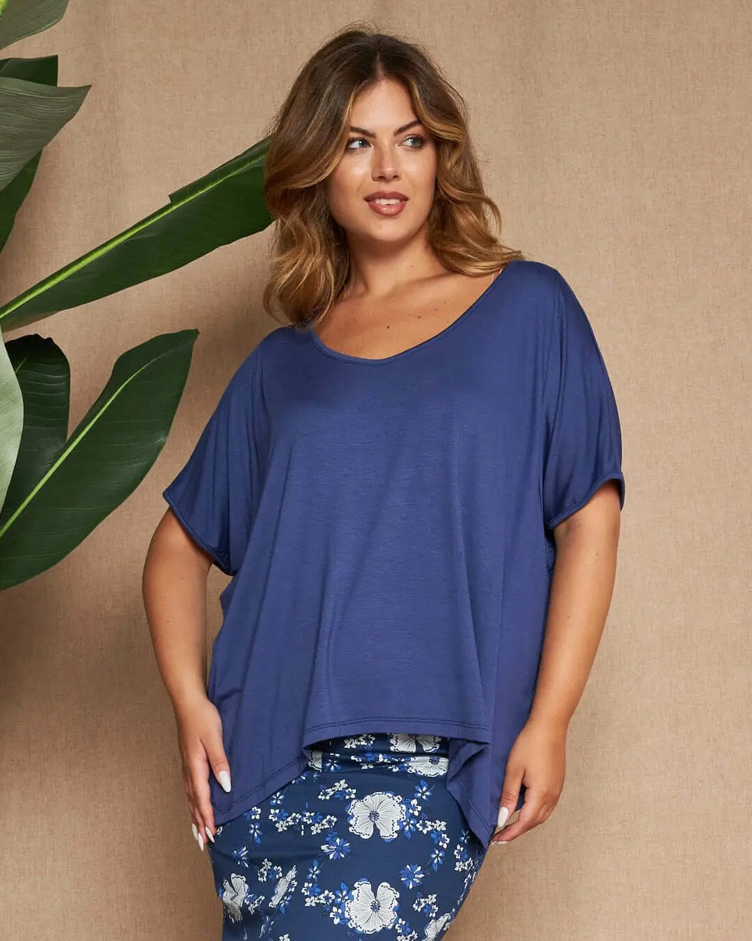 Maglia in filato di viscosa elasticizzata tinta unita con maniche kimono e orlo asimmetrico. BLU - Image 3