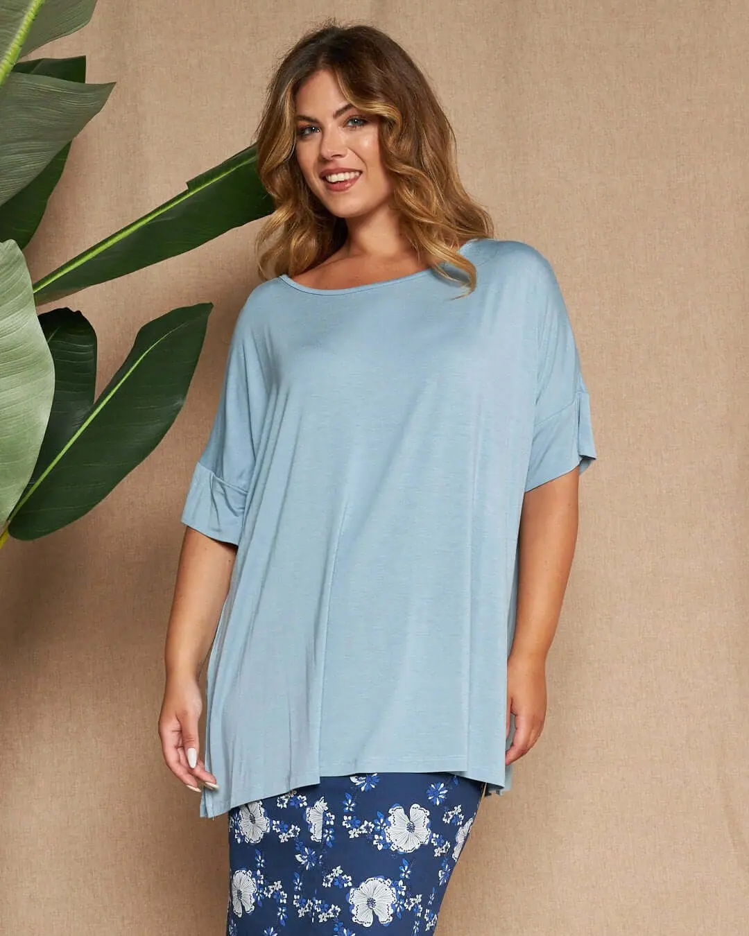 Maglia in filato di viscosa elasticizzata tinta unita con scollo rotondo e maniche kimono. POLVERE