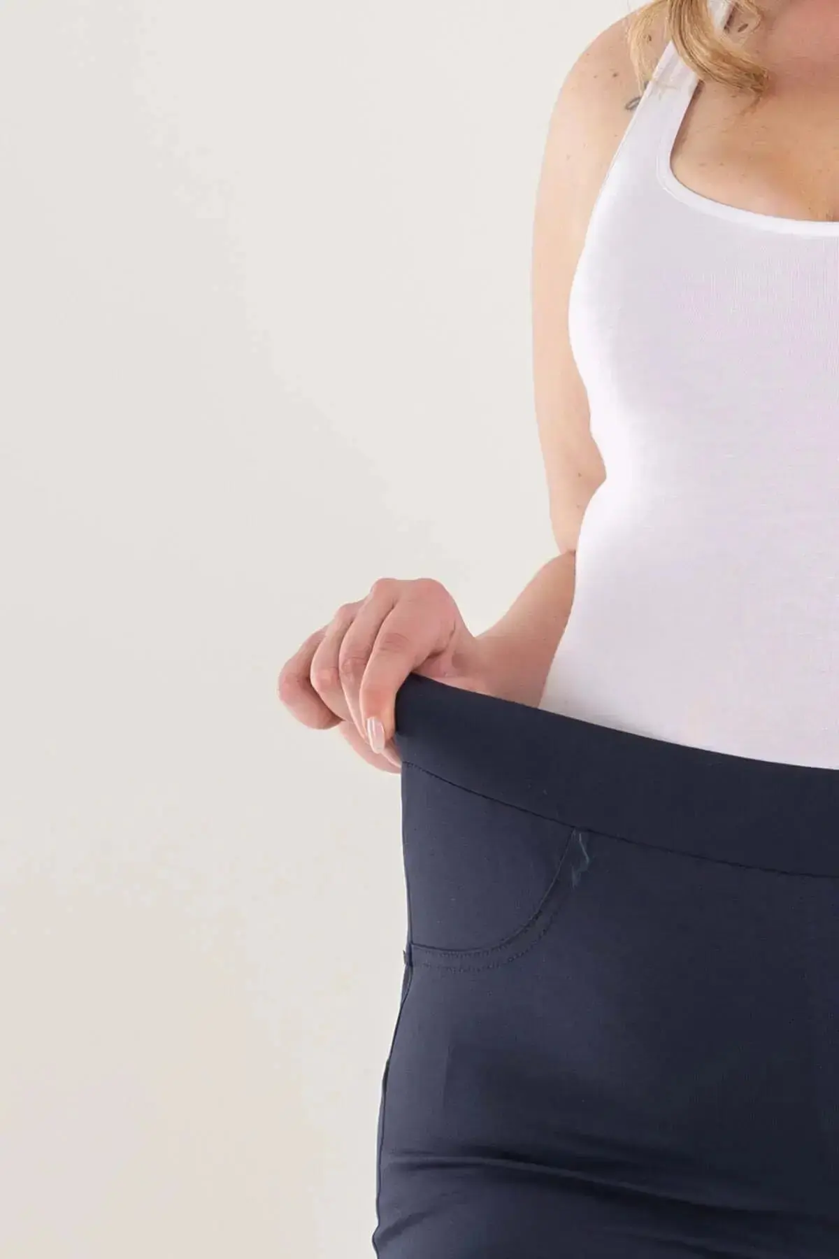 Pantalone skinny in twill di misto cotone elasticizzato tinta unita con tasche - Image 20