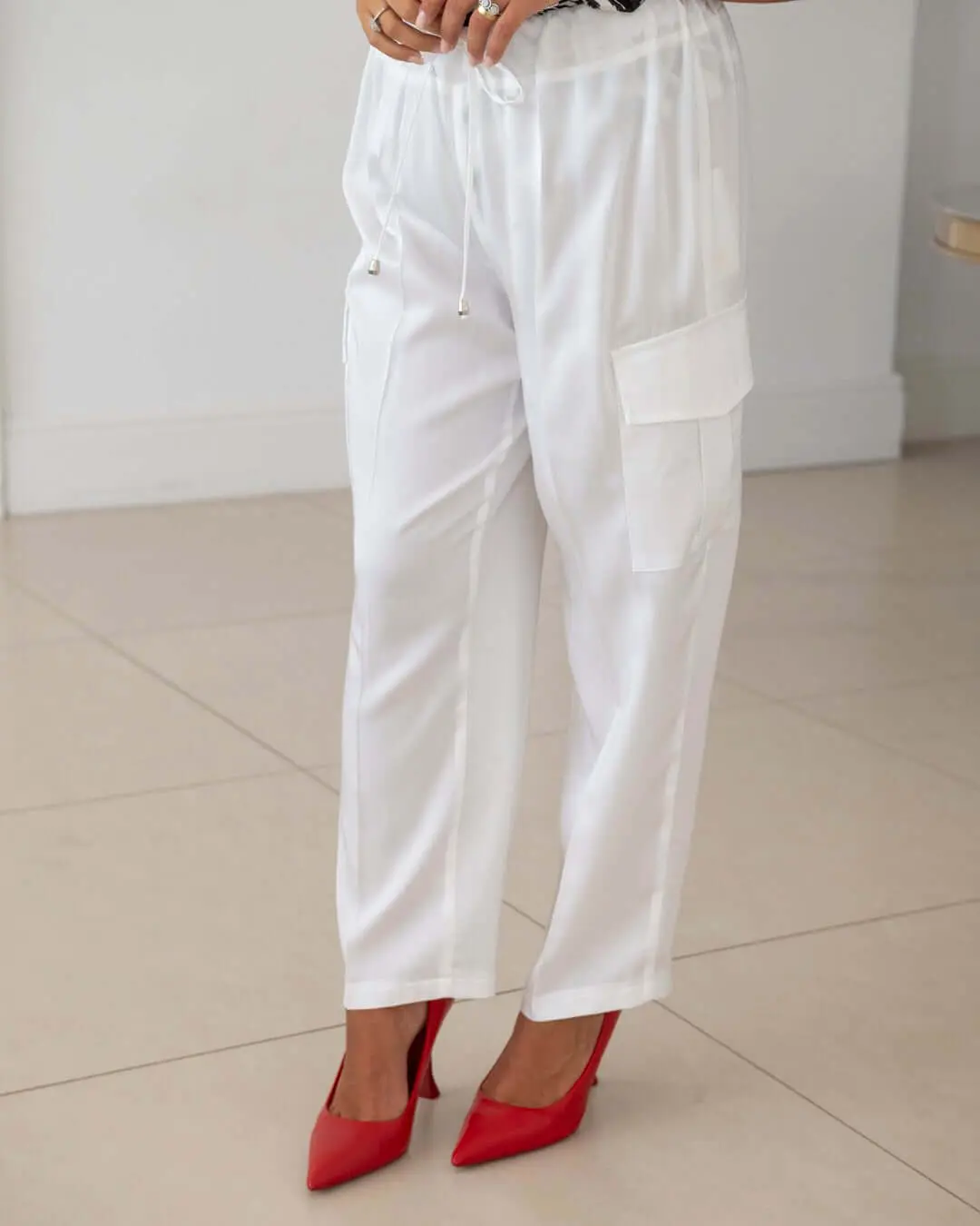 Pantalone cargo a gamba dritta in lyocell tinta unita con coulisse in vita. BIANCO - Image 4