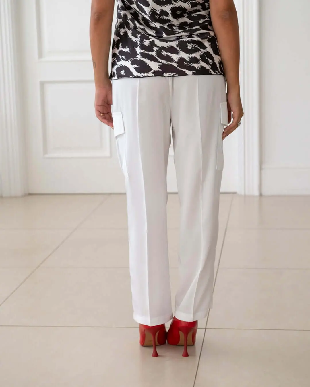 Pantalone cargo a gamba dritta in lyocell tinta unita con coulisse in vita. BIANCO - Image 5