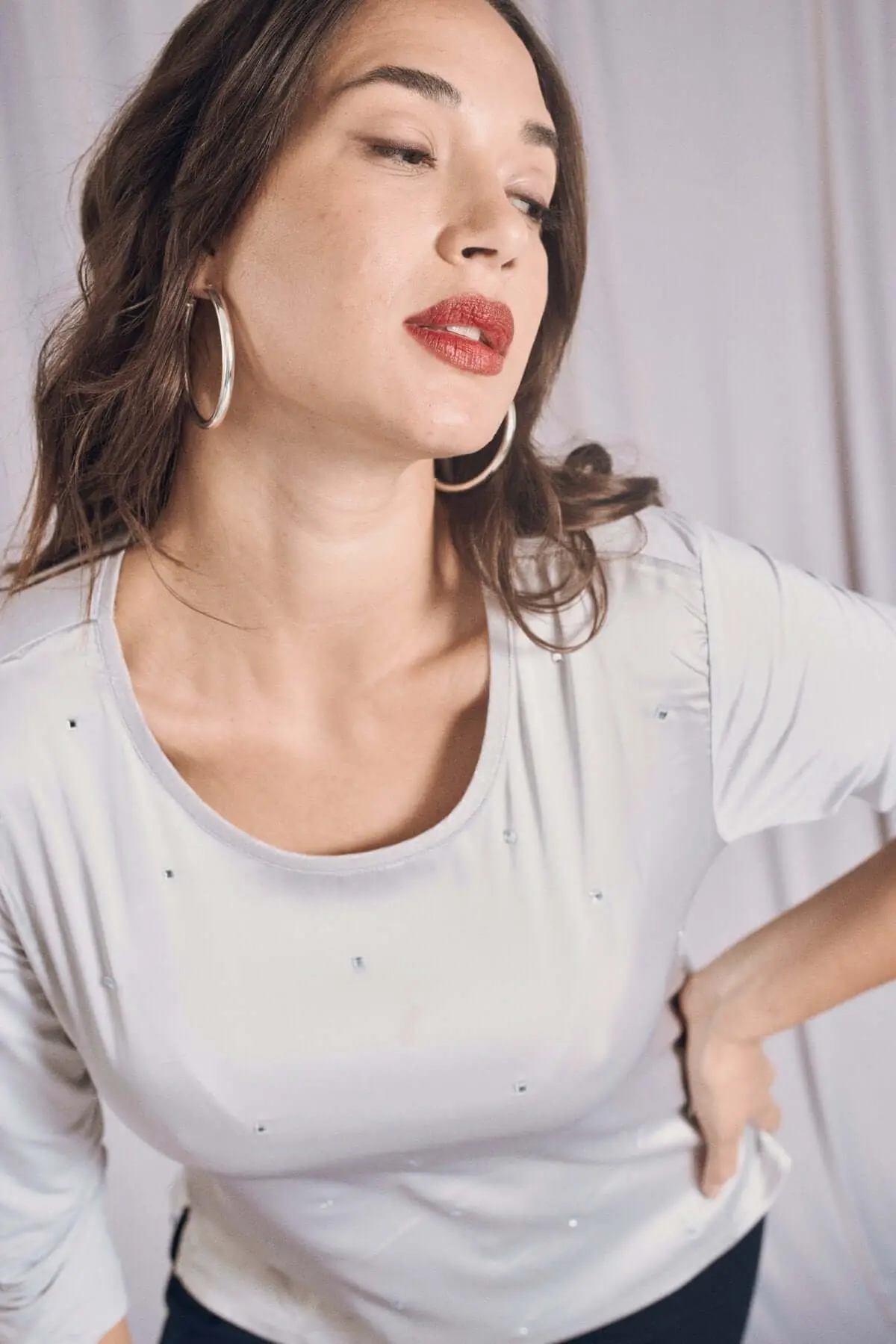 GIROCOLLO BI-MATERIALE CON APPLICAZIONI GRIGIO-PERLA