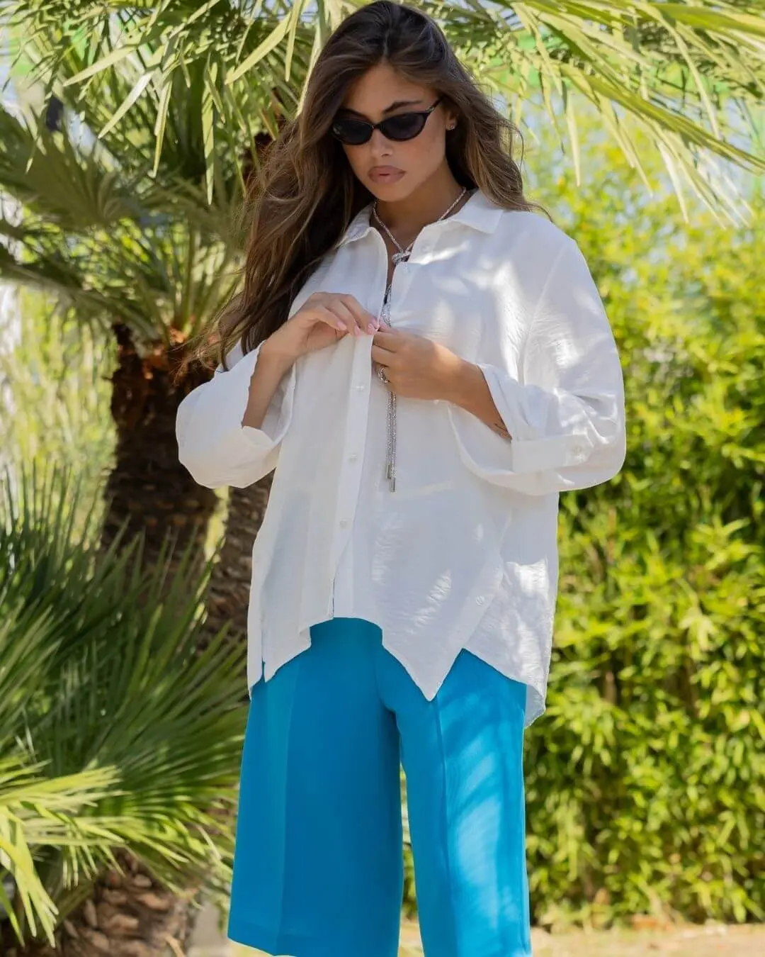 Camicia a maniche lunghe in tela di misto viscosa tinta unita con spacchi abbottonati e fondo asimme BIANCO - Image 3