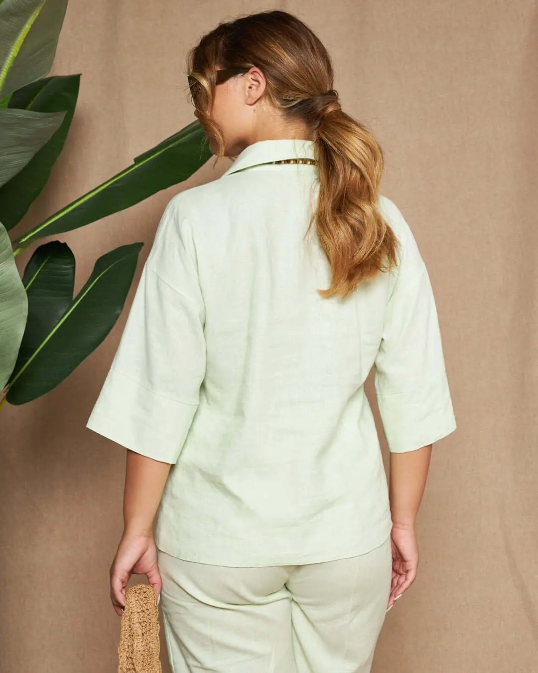 Blusa stile polo in tela di lino e viscosa tinta unita con scollo a V. MENTA - Image 6