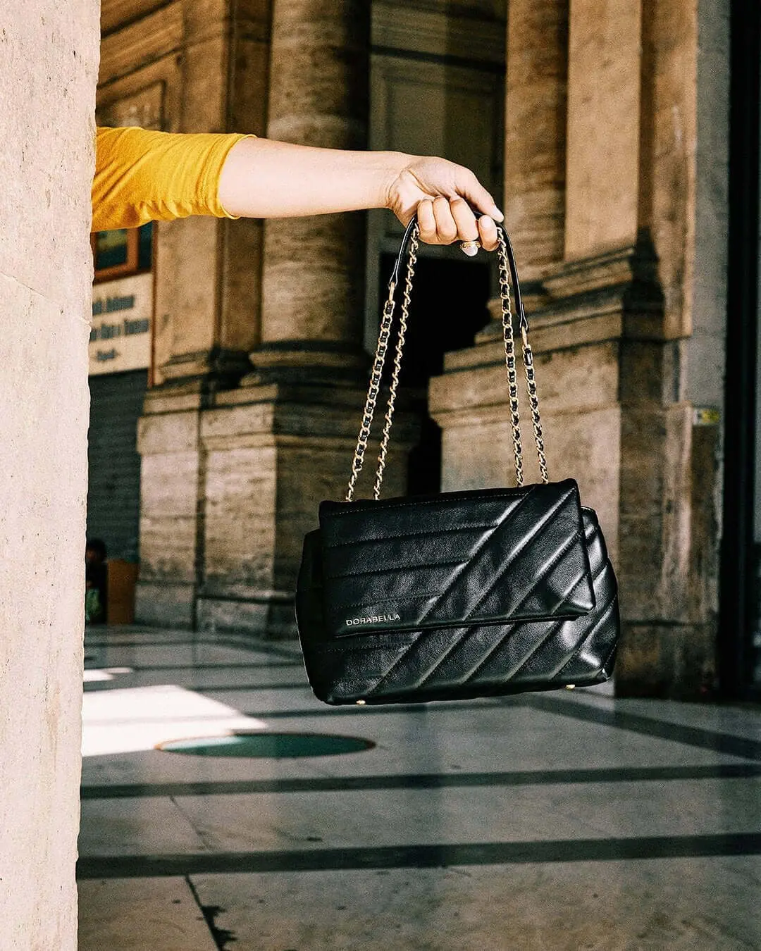 Borsa a spalla con patta frontale e tracolla NERO