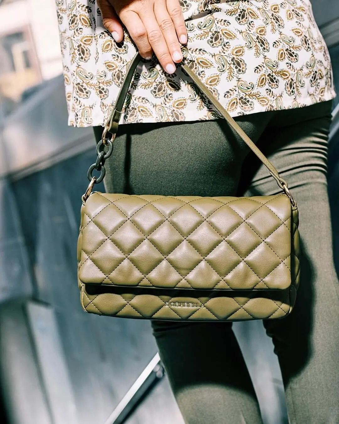 Borsa a mano in ecopelle trapuntata e manico con dettaglio catena smaltata KAKY - Image 5