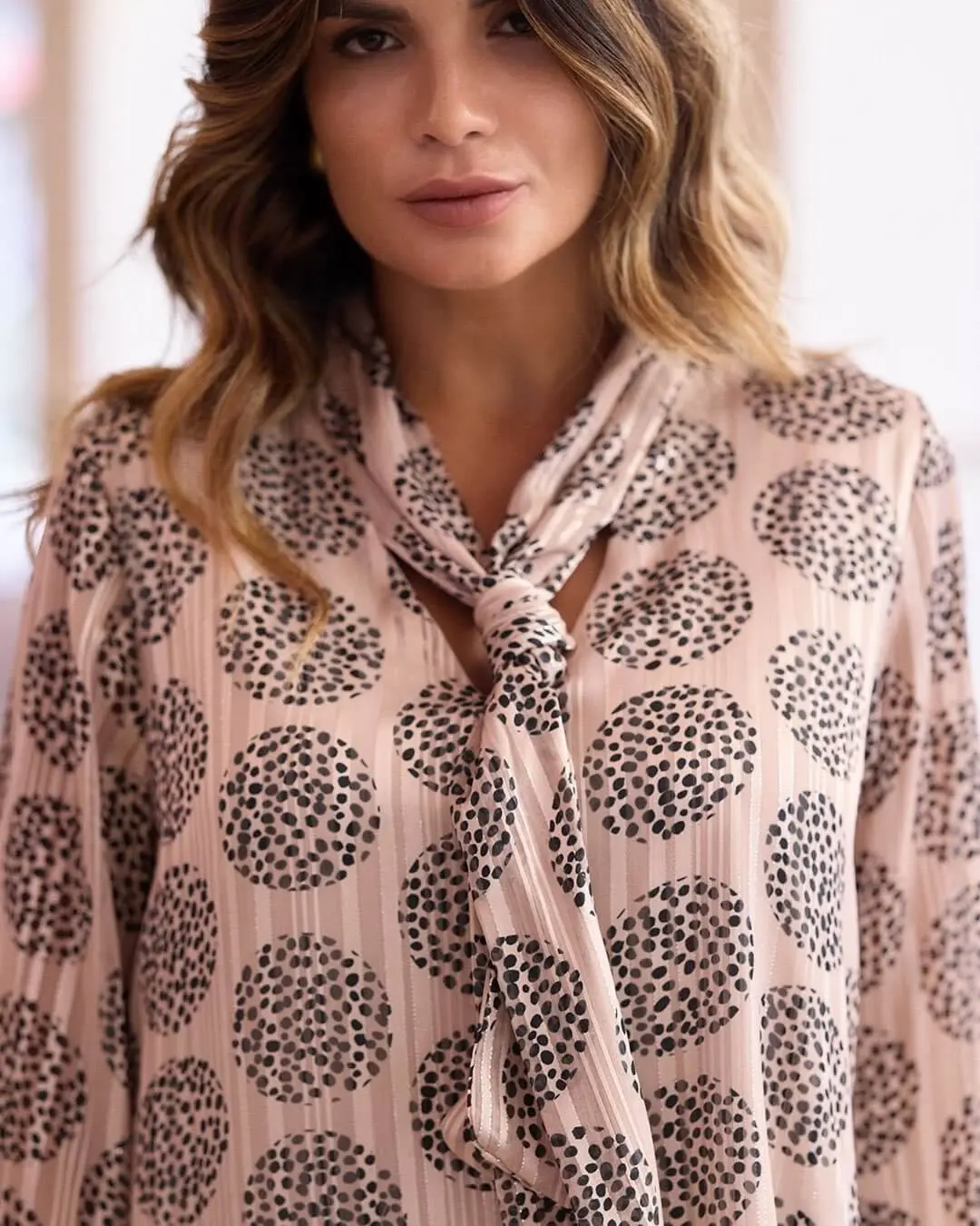 Completo con blusa in georgette lurex con fantasia a pois e collo lavallière e pantalone morbido ti CHAMPAGNE - Image 3