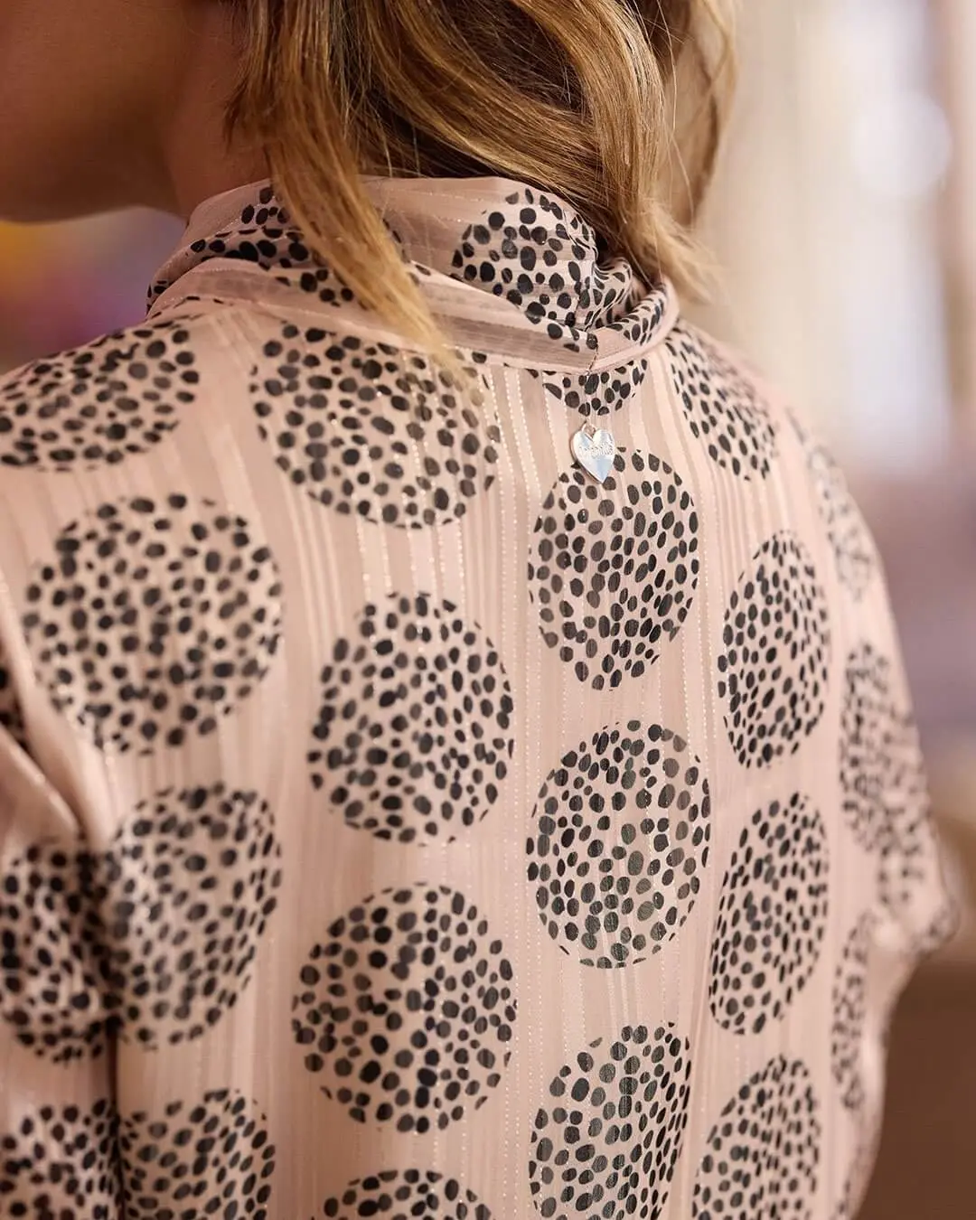 Completo con blusa in georgette lurex con fantasia a pois e collo lavallière e pantalone morbido ti CHAMPAGNE - Image 4
