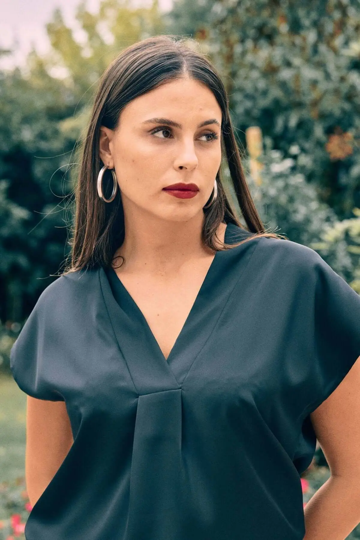 Blusa in raso a mezze maniche con scollo a V NERO