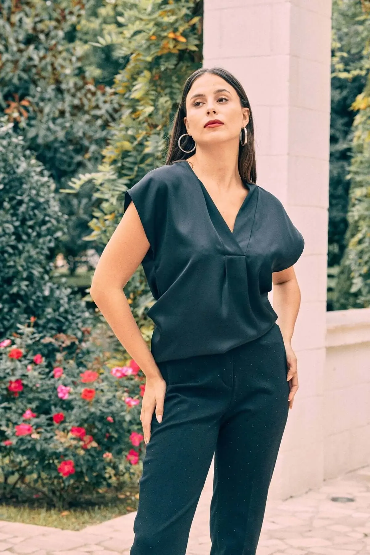 Blusa in raso a mezze maniche con scollo a V NERO - Image 3