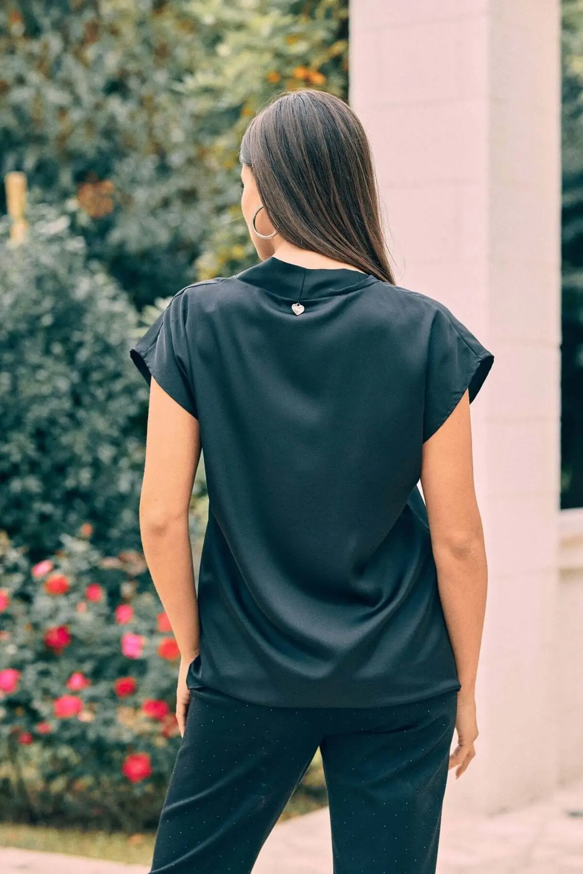 Blusa in raso a mezze maniche con scollo a V NERO - Image 4
