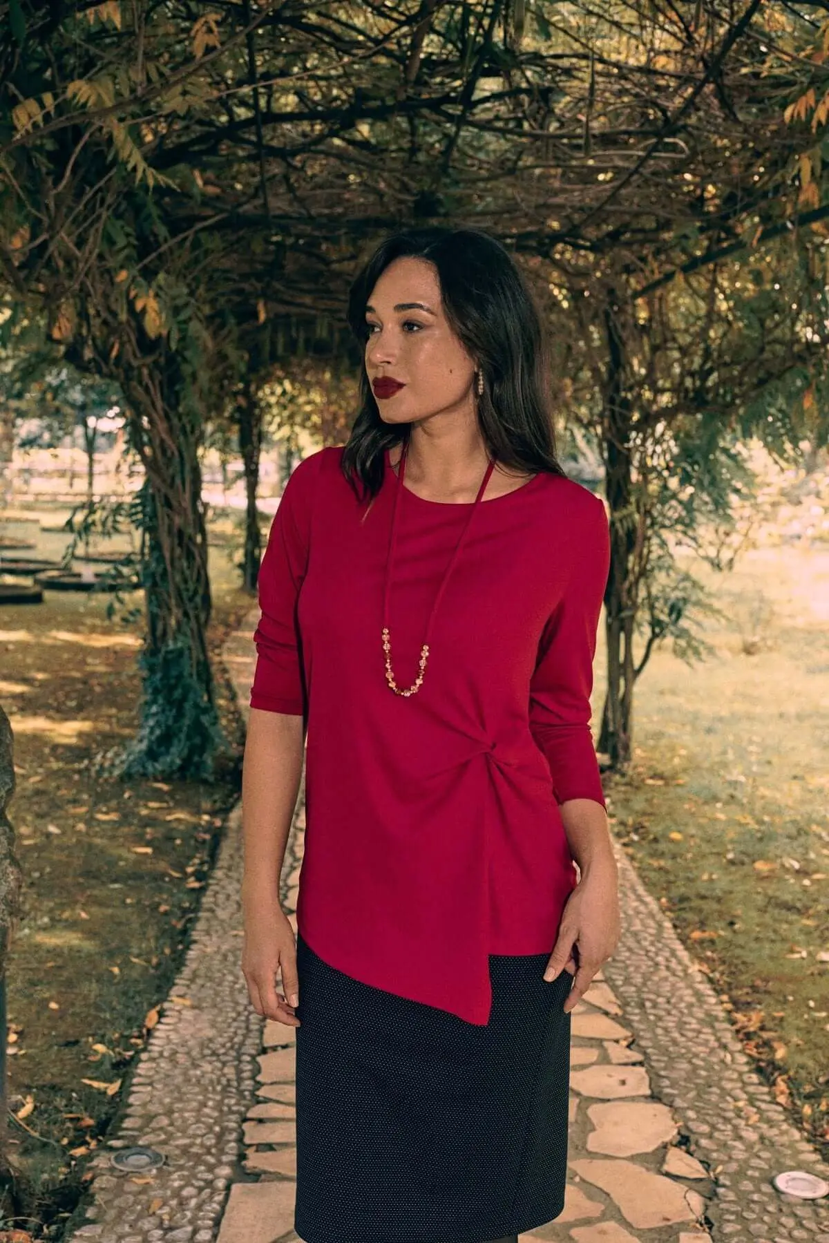 Maglia con nodo laterale e collana ROSSO