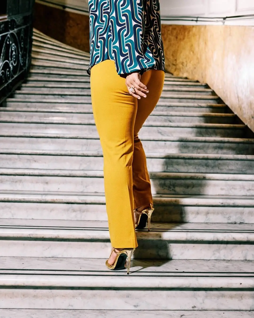 Pantalone capri viscosa elasticizzata con bottoni SENAPE - Image 4