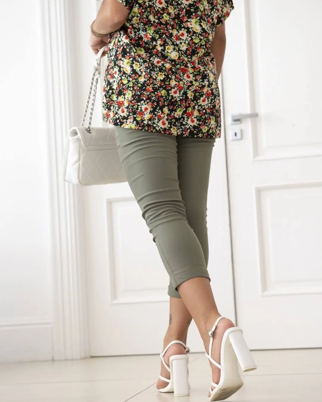 Pantalone skinny capri in twill di misto viscosa elasticizzata tinta unita con tasche all’american MILITARE - Image 3