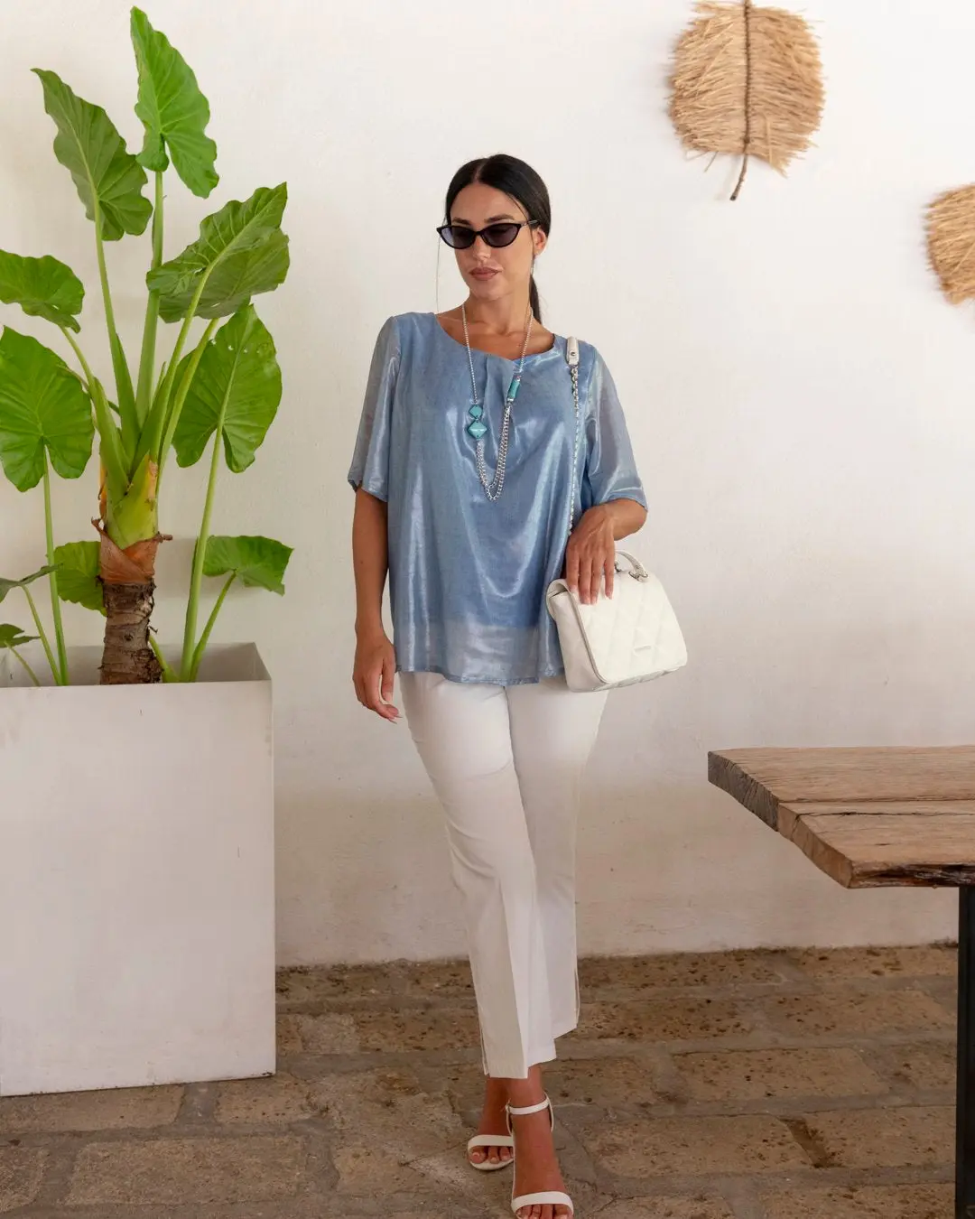 Blusa fantasia geometrica girocollo con arriccio CELESTE - Image 2
