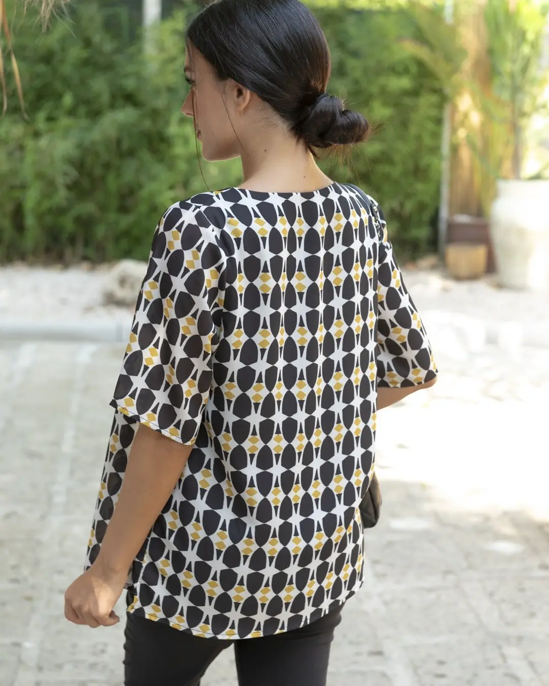 Blusa fantasia geometrica girocollo con arriccio NERO - Image 2