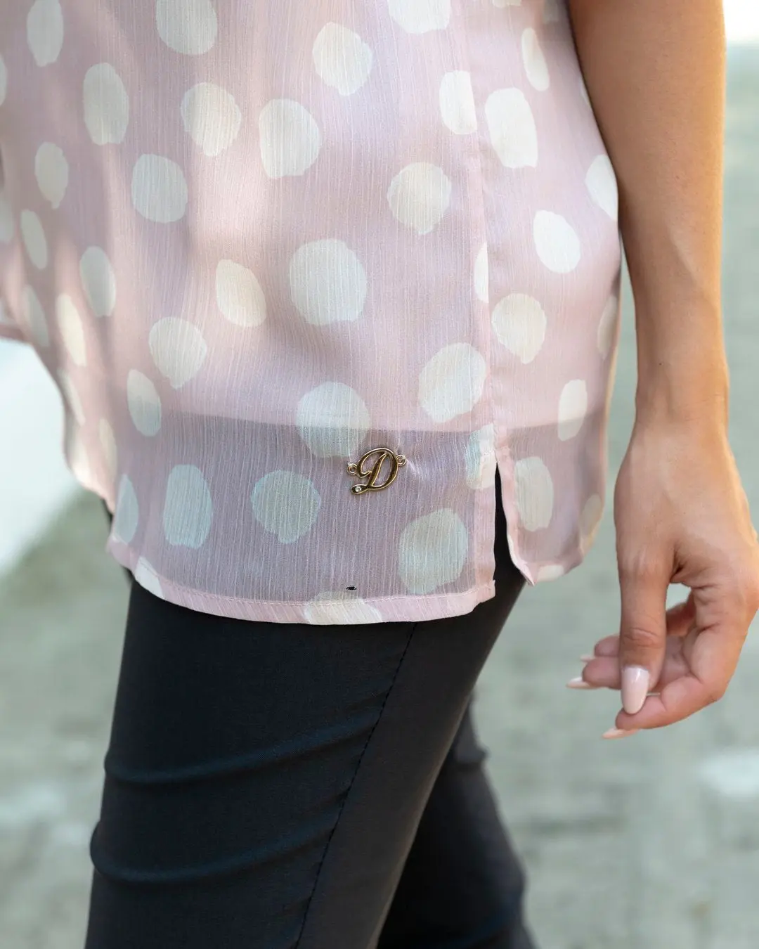 Blusa fantasia geometrica girocollo con arriccio ROSA CHIARO - Image 4