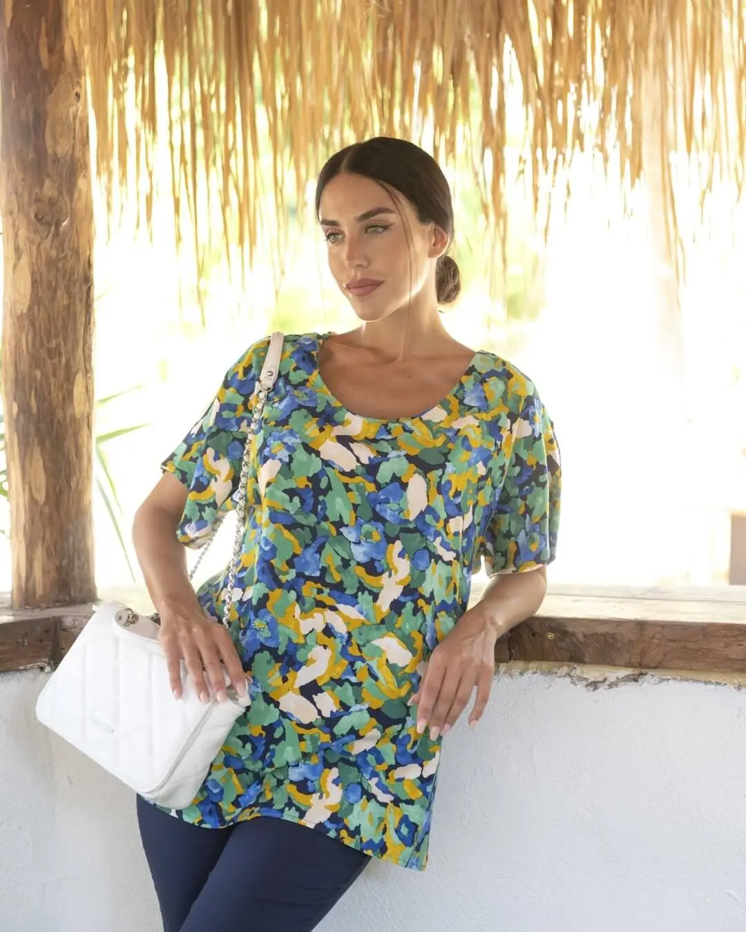 Blusa mezza manica in viscosa con fantasia acquerello e spacchetti laterali BLUETTE - Image 3